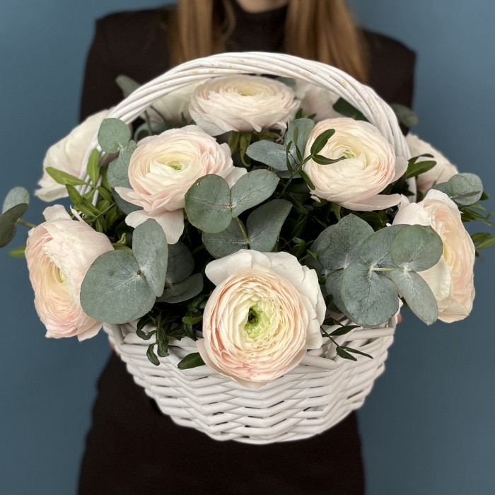 11 пышных Ранункулюсов Ханой с эвкалиптом