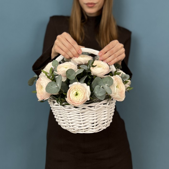 11 пышных Ранункулюсов Ханой с эвкалиптом