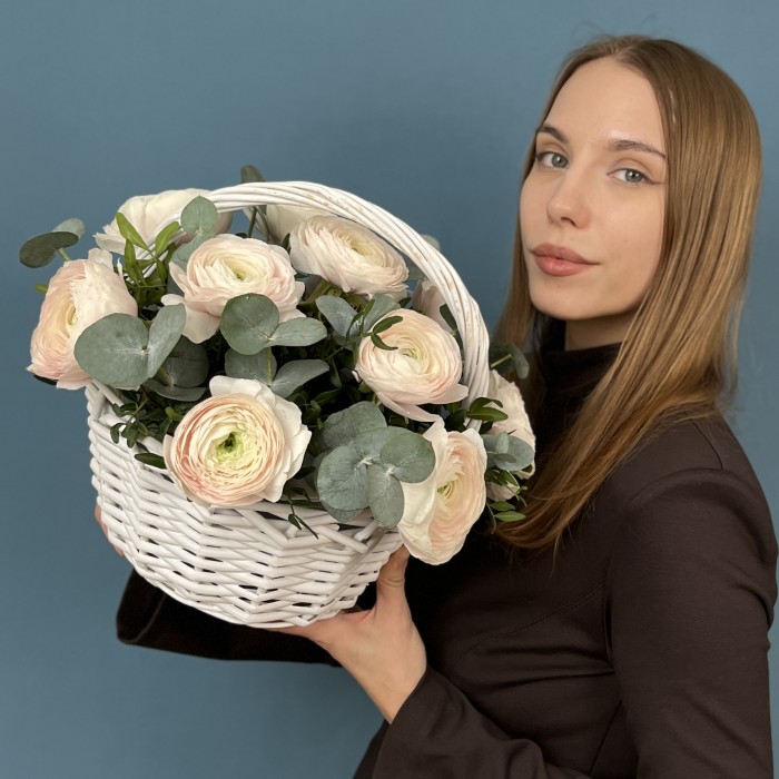 11 пышных Ранункулюсов Ханой с эвкалиптом