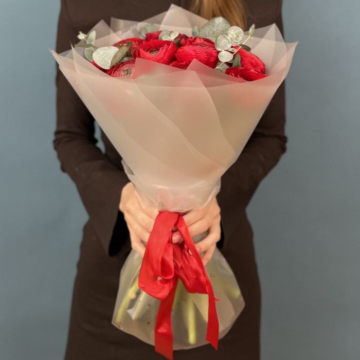 11 пышных красных Ранункулюсов с эвкалиптом