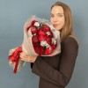11 пышных красных Ранункулюсов с эвкалиптом