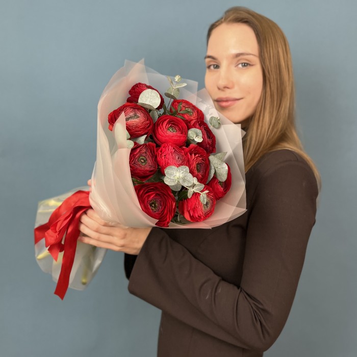 11 пышных красных Ранункулюсов с эвкалиптом