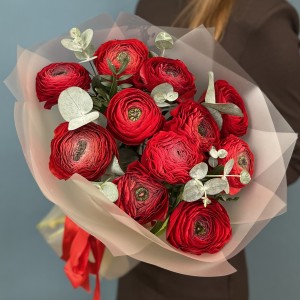 11 пышных красных Ранункулюсов с эвкалиптом