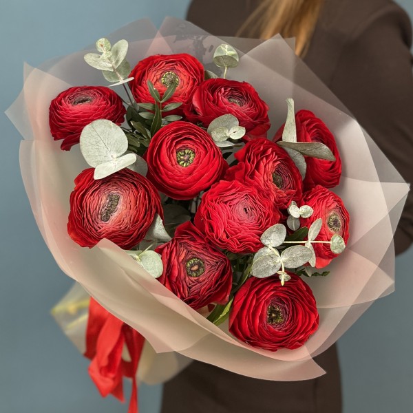 11 пышных красных Ранункулюсов с эвкалиптом