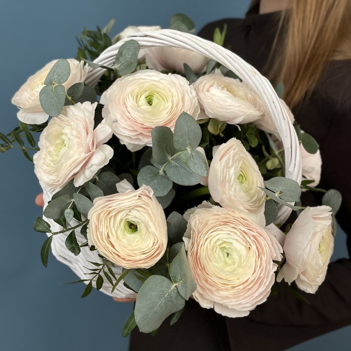 11 пышных ранункулюсов Ханой в корзине