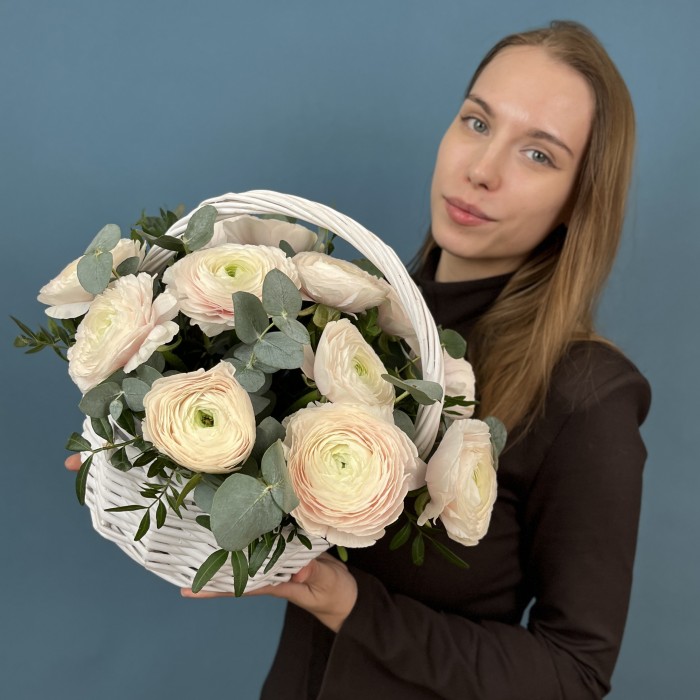 11 пышных ранункулюсов Ханой в корзине