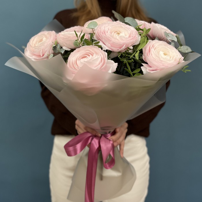 11 пышных розовых ранункулюсов с эвкалиптом