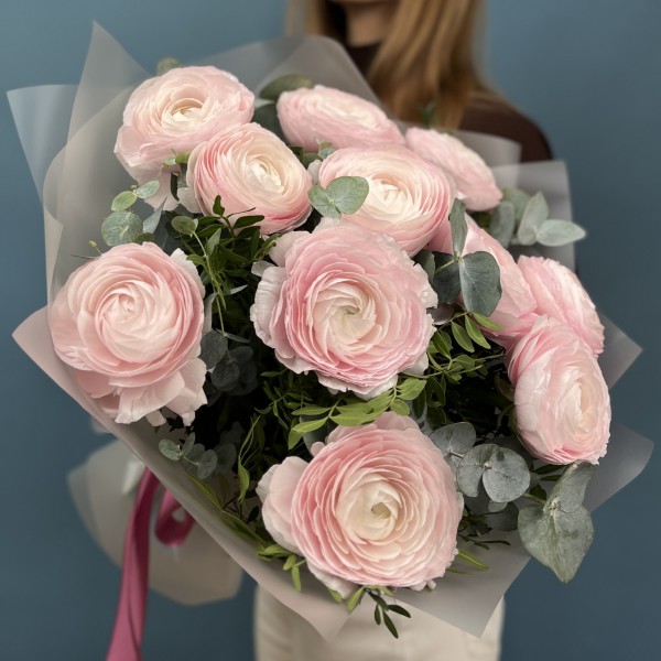 11 пышных розовых ранункулюсов с эвкалиптом