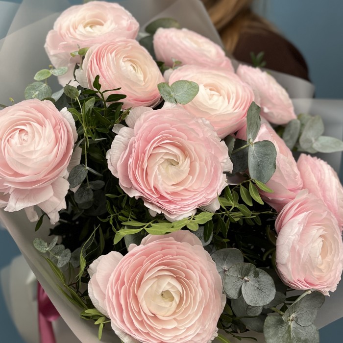 11 пышных розовых ранункулюсов с эвкалиптом