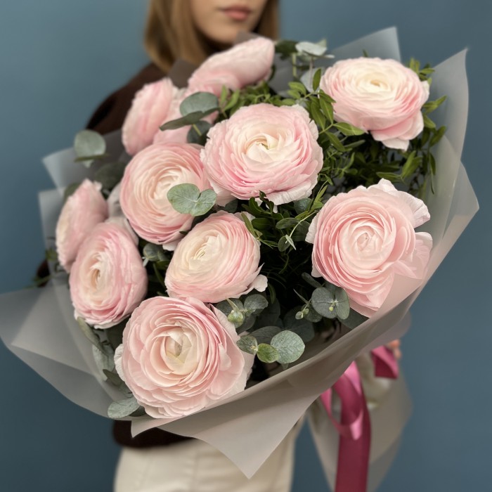 11 пышных розовых ранункулюсов с эвкалиптом