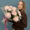 11 пышных розовых ранункулюсов с эвкалиптом