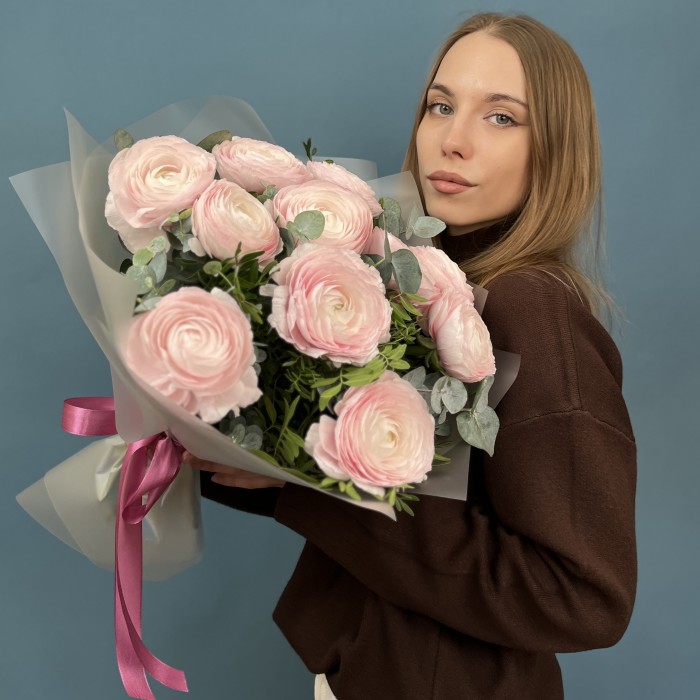 11 пышных розовых ранункулюсов с эвкалиптом