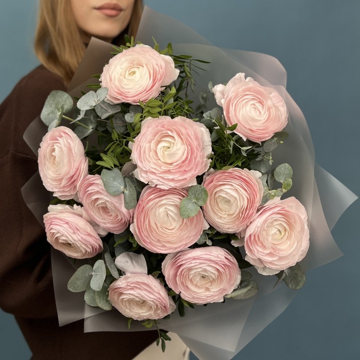 11 пышных розовых ранункулюсов с эвкалиптом