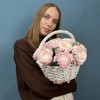 11 пышных розовых ранункулюсов в корзине
