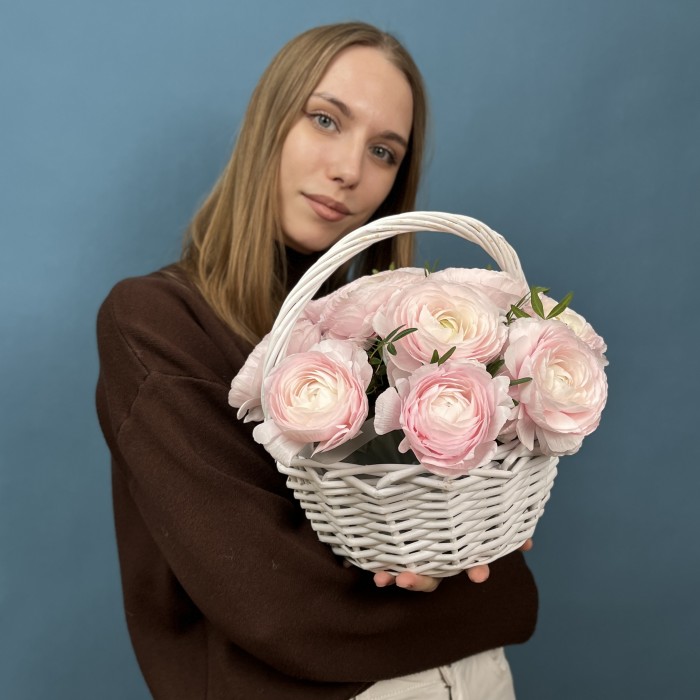 11 пышных розовых ранункулюсов в корзине