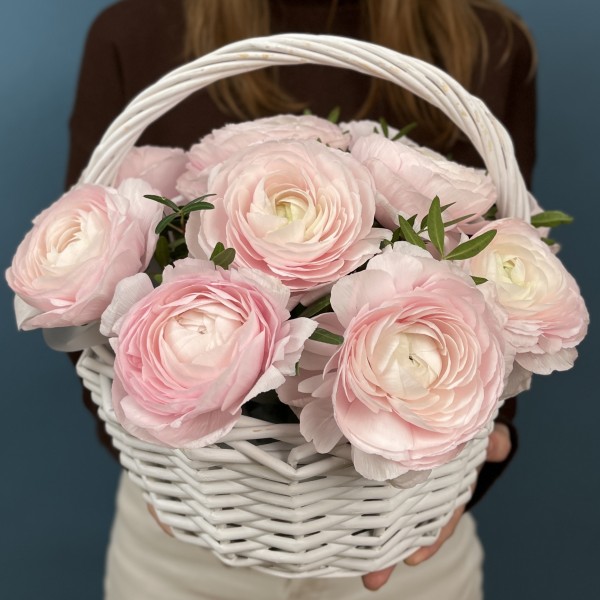 11 пышных розовых ранункулюсов в корзине