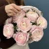 11 пышных розовых ранункулюсов в корзине
