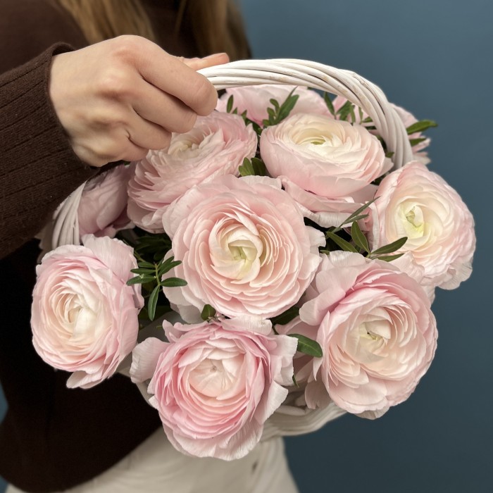 11 пышных розовых ранункулюсов в корзине