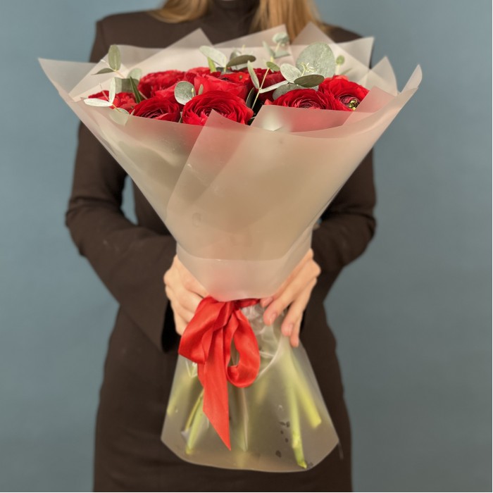 15 пышных красных Ранункулюсов с эвкалиптом