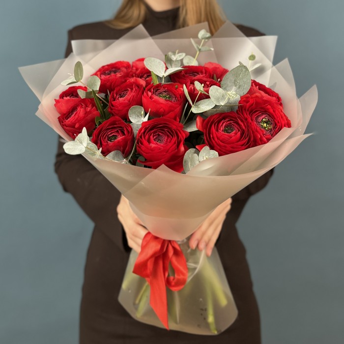 15 пышных красных Ранункулюсов с эвкалиптом