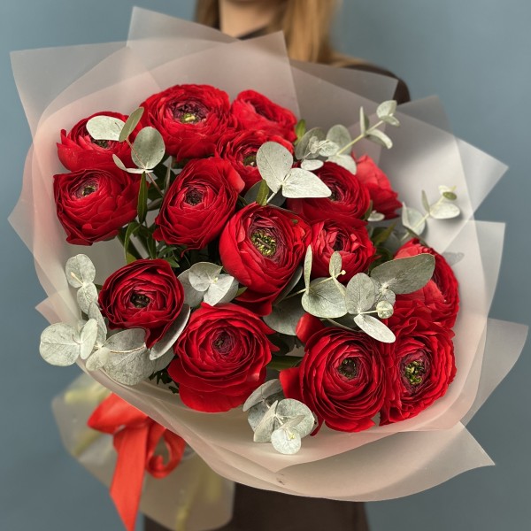 15 пышных красных Ранункулюсов с эвкалиптом