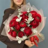 15 пышных красных ранункулюсов с эвкалиптом