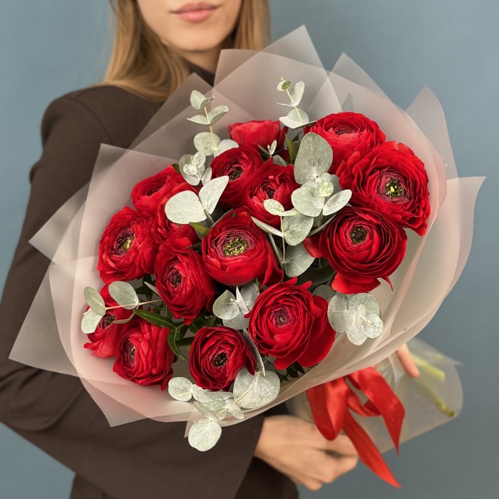 15 пышных красных Ранункулюсов с эвкалиптом