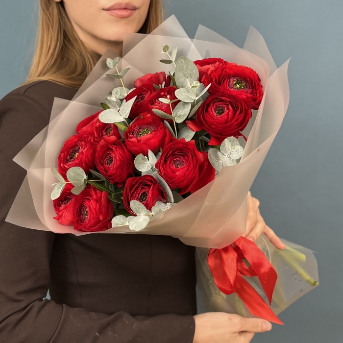 15 пышных красных Ранункулюсов с эвкалиптом