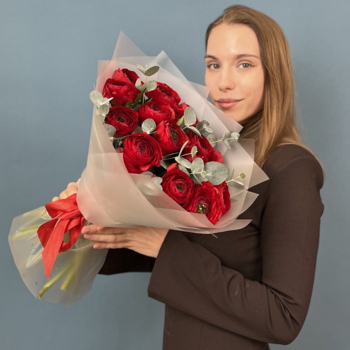 15 пышных красных Ранункулюсов с эвкалиптом