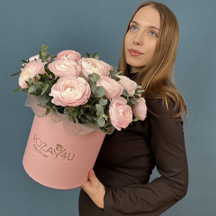 15 пышных розовых Ранункулюсов с эвкалиптом в коробке