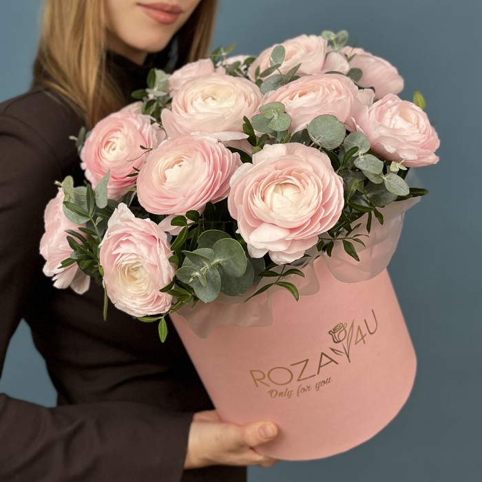 15 пышных розовых Ранункулюсов с эвкалиптом в коробке
