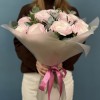15 пышных розовых ранункулюсов с эвкалиптом