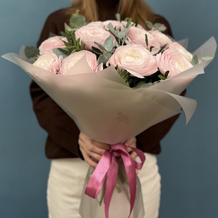 15 пышных розовых ранункулюсов с эвкалиптом