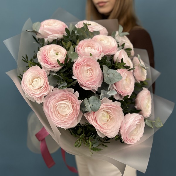 15 пышных розовых ранункулюсов с эвкалиптом