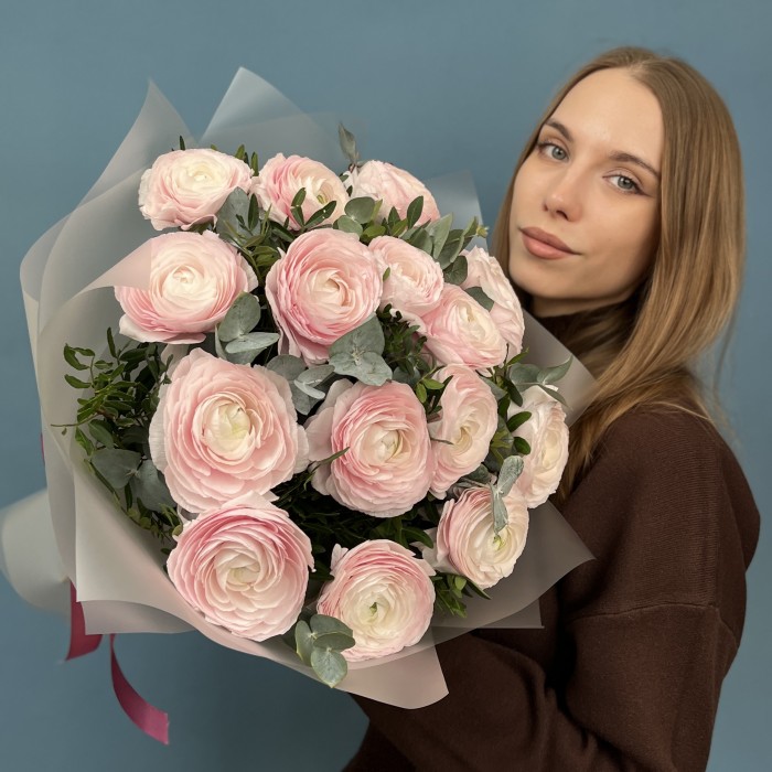 15 пышных розовых ранункулюсов с эвкалиптом