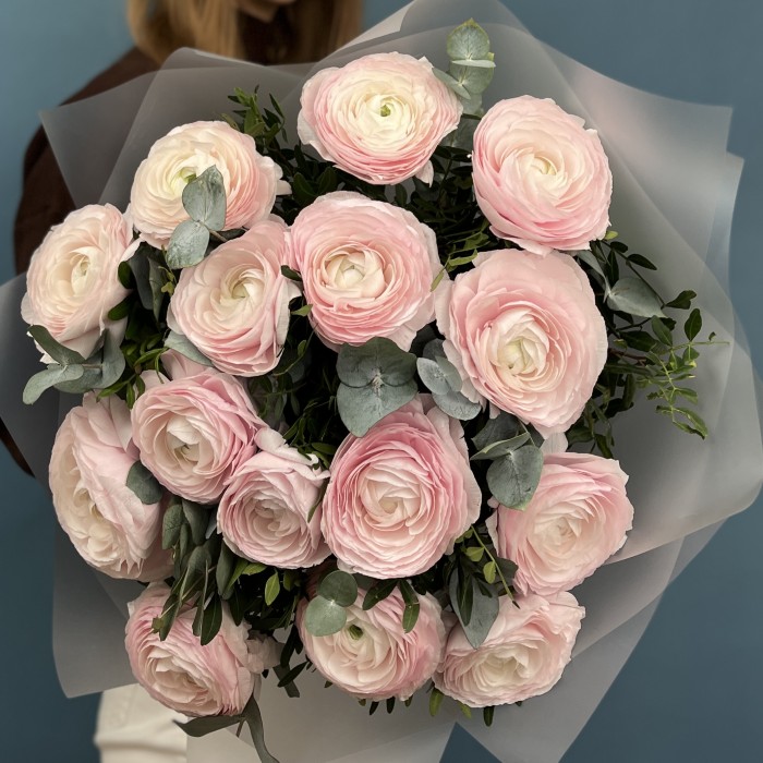 15 пышных розовых ранункулюсов с эвкалиптом