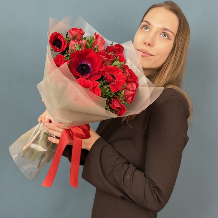 15 красных анемонов