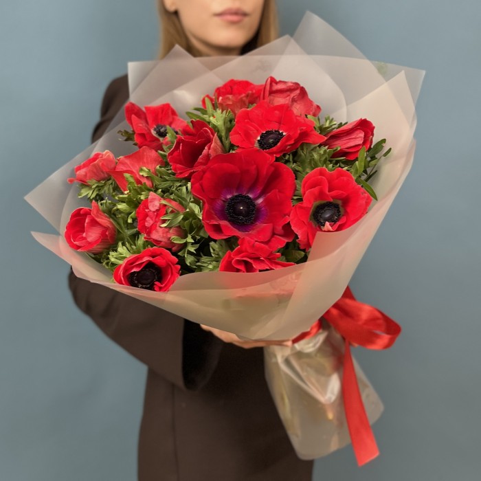 15 красных анемонов
