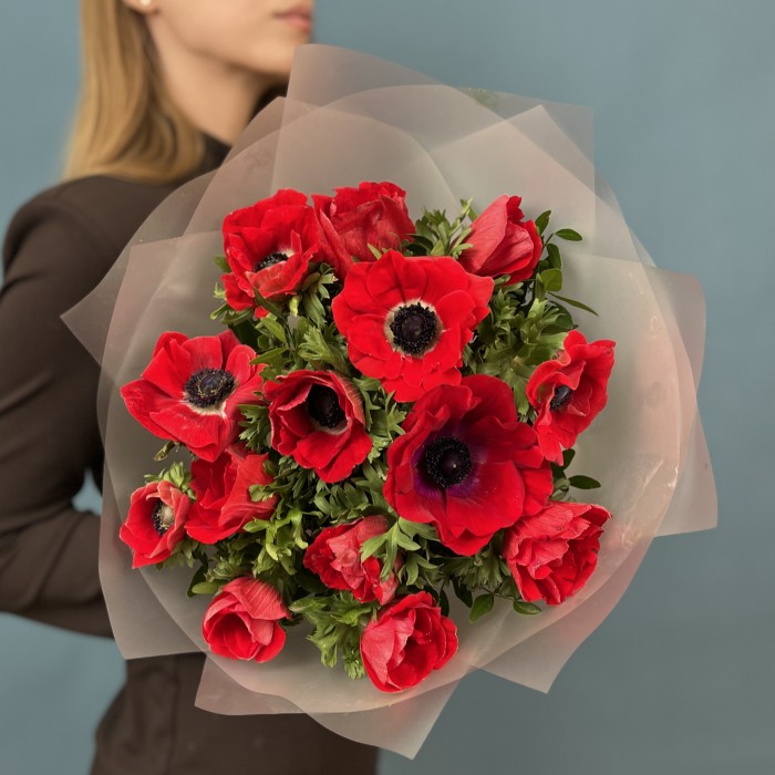15 красных анемонов