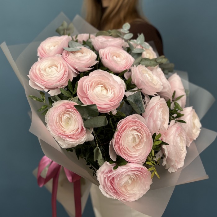 19 пышных розовых ранункулюсов с эвкалиптом