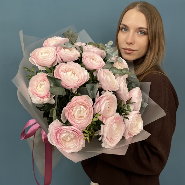19 пышных розовых ранункулюсов с эвкалиптом