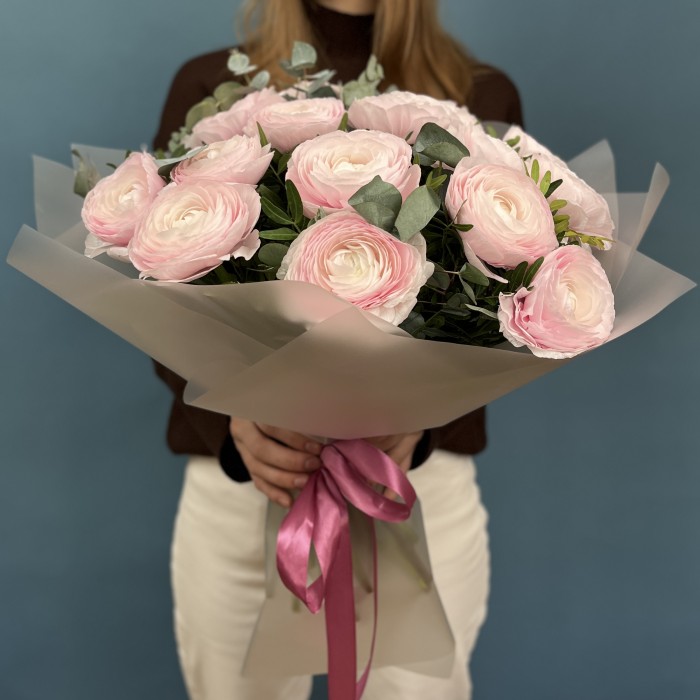 19 пышных розовых ранункулюсов с эвкалиптом