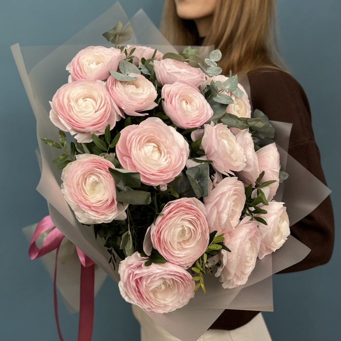 19 пышных розовых ранункулюсов с эвкалиптом