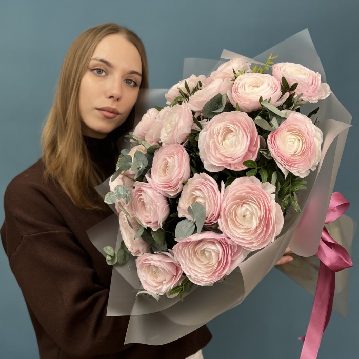 19 пышных розовых ранункулюсов с эвкалиптом