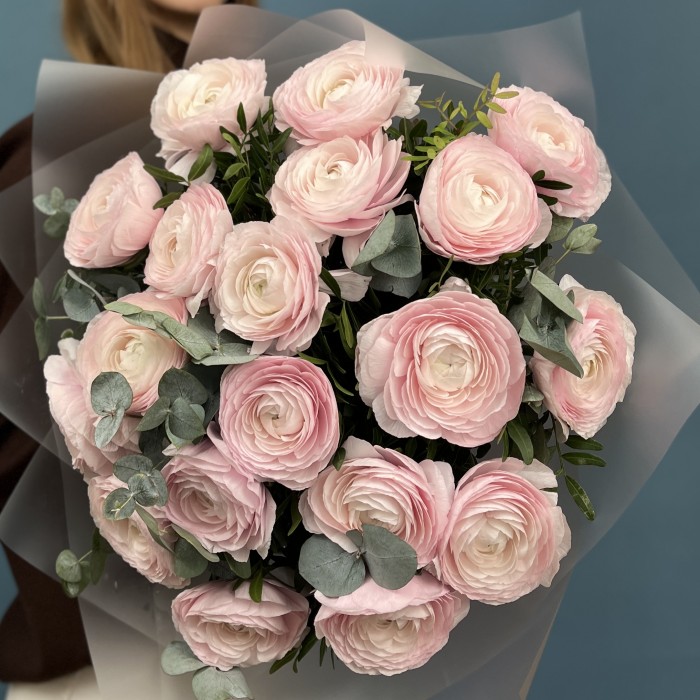 19 пышных розовых ранункулюсов с эвкалиптом