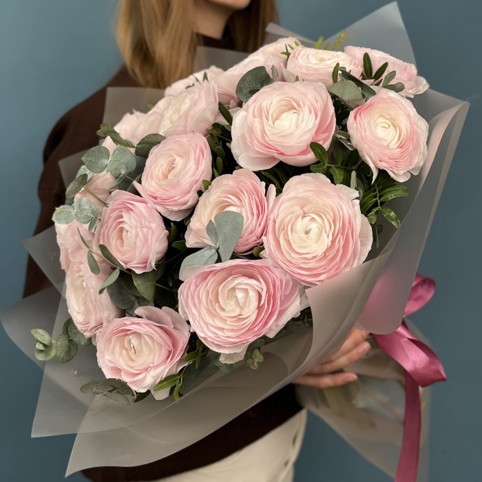 19 пышных розовых ранункулюсов с эвкалиптом