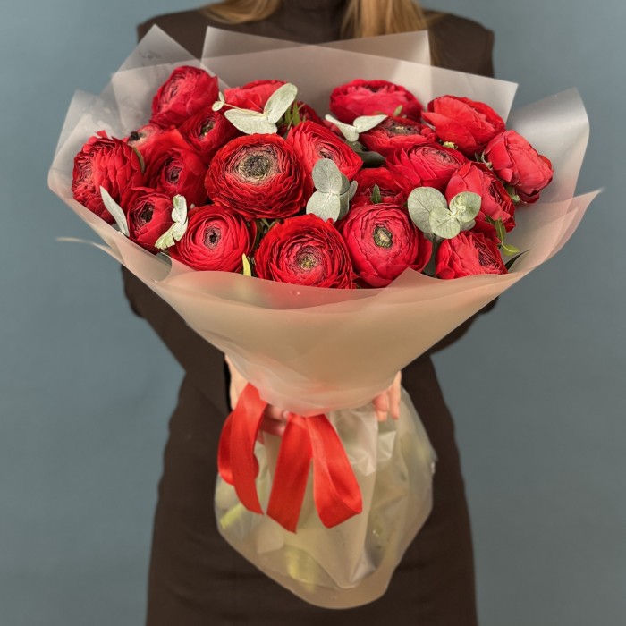 21 пышный красный Ранункулюс с эвкалиптом