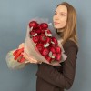21 пышный красный Ранункулюс с эвкалиптом