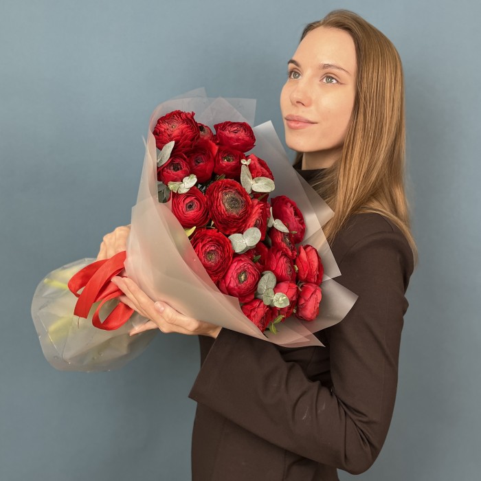 21 пышный красный Ранункулюс с эвкалиптом