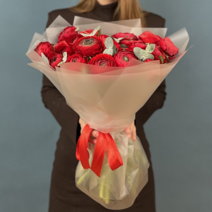 21 пышный красный Ранункулюс с эвкалиптом